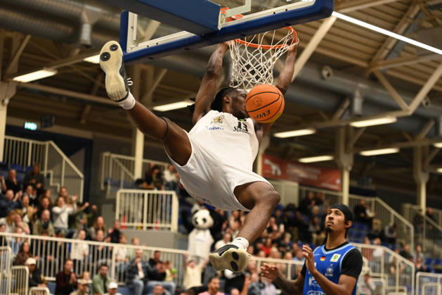 Darius Dawson, Matchday 4, BARMER 2 Basketball Bundesliga Pro A: ETB Miners vs. PS Karlsruhe LIONS, October 10, 2026. Dunk by Darius Dawson of the ETB Miners, Matchday 4 of the BARMER 2 Basketball Bundesliga Pro A, ETB Miners vs. PS Karlsruhe LIONS, final score 95–86 after overtime at the Sporthalle am Hallo on October 10, 2026, in front of 768 spectators
