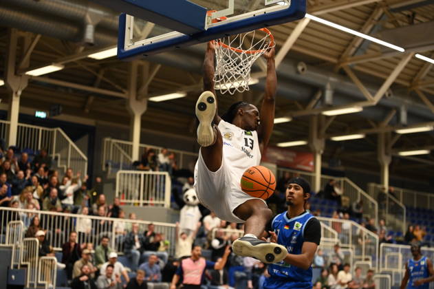 Darius Dawson, Matchday 4, BARMER 2 Basketball Bundesliga Pro A: ETB Miners vs. PS Karlsruhe LIONS, October 10, 2026. Dunk by Darius Dawson of the ETB Miners, Matchday 4 of the BARMER 2 Basketball Bundesliga Pro A, ETB Miners vs. PS Karlsruhe LIONS, final score 95–86 after overtime at the Sporthalle am Hallo on October 10, 2026, in front of 768 spectators