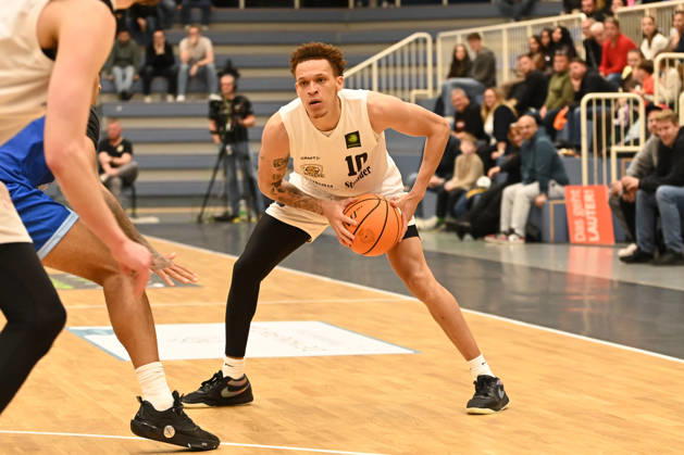 Isaiah Jevon Sanders, Matchday 4, BARMER 2 Basketball Bundesliga Pro A: ETB Miners vs. PS Karlsruhe LIONS, October 10, 2026. Isaiah Jevon Sanders, ETB Miners, Matchday 4 of the BARMER 2 Basketball Bundesliga Pro A, ETB Miners vs. PS Karlsruhe LIONS, final score 95–86 after overtime at the Sporthalle am Hallo on October 10, 2026, in front of 768 spectators