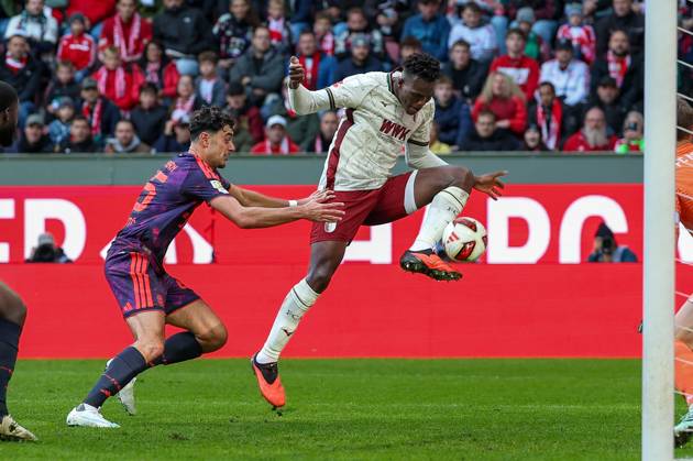 One-on-one, action, featuring Alexandar Pavlovic 45 FC Bayern Munich, Juma Bah 35 FC Augsburg, FC Augsburg vs. FC Bayern Munich, soccer, Bundesliga 1, Matchday 5, October 10, 2026. DFB and DFL regulations prohibit any use of photographs as image sequences and or quasi-video. Augsburg, Bayern, Germany Copyright: xkolbert-press ChristianxKolbertx
