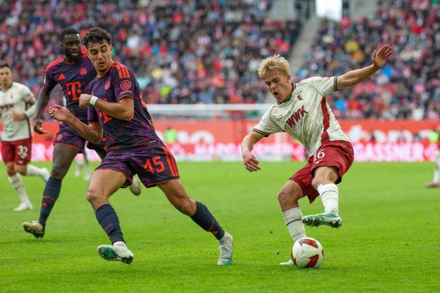 One-on-one, action, featuring Alexandar Pavlovic 45 (FC Bayern Munich) and Hennes Behrens 16 (FC Augsburg), FC Augsburg vs. FC Bayern Munich, soccer, Bundesliga 1, Matchday 5, October 10, 2026. DFB and DFL regulations prohibit any use of photographs as image sequences and or quasi-video. Augsburg, Bayern, Germany Copyright: xkolbert-press ChristianxKolbertx