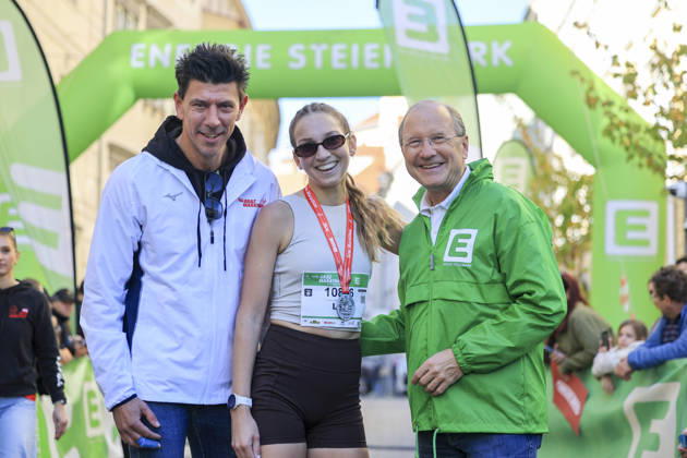 RUNNING - Graz Marathon 2026 GRAZ,AUSTRIA,11.OCT.26 - RUNNING - Graz Marathon. Image shows Andreas Prueckler (Kleine Zeitung), Lisa Kumpitsch and Urs Harnik-Lauris (Energie Steiermark). Keywords: medal.  GEPAxpictures xWolfgangxGrebien