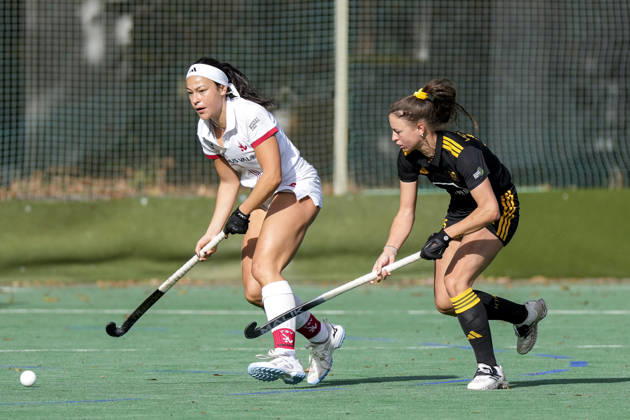 From left: Antonia Landgrebe TSVMH, 16, Isabel von Gersum HTHC, 55, one-on-one, game play, duel, tackle, tackling, dynamics, action, 11 10 2026, Mannheim, Germany, hockey, 1st Bundesliga, women’s, TSV Mannheim Harvestehuder THC xozx
