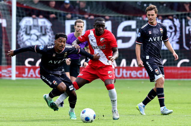 UTRECHT FC Utrecht forward Yoan Cathline with Willem II forward Jaden Slory during the Vriendenloterij Eredivisie match between FC Utrecht and Willem II at Stadion Galgenwaard on October 11, 2026, in Utrecht, the Netherlands PETER LOUS EYE4IMAGES DeFodi Images