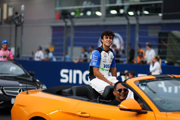 F1 - SINGAPORE GRAND PRIX 2026 drivers parade LINDBLAD Arvid (gbr), Visa Cash App RB F1 Team VCARB03, portrait during the 2026 Formula 1 Singapore Grand Prix, 17th round of the 2026 Formula One World Championship, WM, Weltmeisterschaft from October 9 to 11, 2026 on the Marina Bay Street Circuit, in Singapore, Singapore - SingaporeSingapore Copyright: xANTONINxVINCENTx