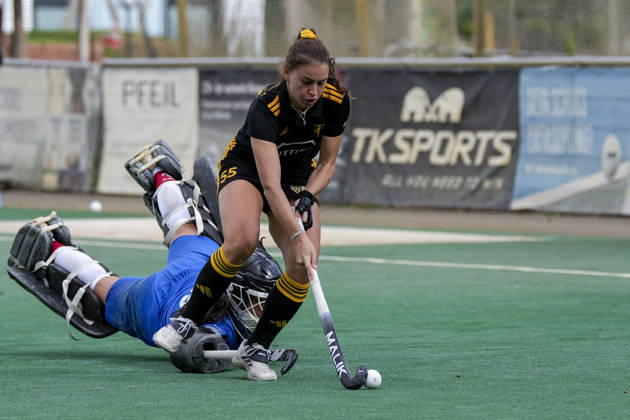 From left: Jana Martinez, goalkeeper, TSVMH, 29, lets the puck past Isabel von Gersum, HTHC, 55, scoring the goal that sets the final score at 11–12. n P, goal, scoring, highlight, action, play, penalty shootout, penalty shootout, shootout, deciding moment, 11–10, 2026, Mannheim, Germany, hockey, 1st Bundesliga, women’s, TSV Mannheim Harvestehuder THC xozx