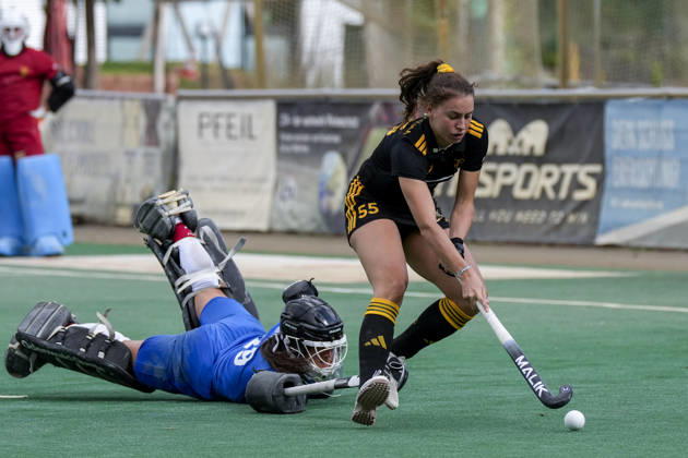 From left: Jana Martinez, goalkeeper, TSVMH, 29, lets the puck past Isabel von Gersum, HTHC, 55, scoring the goal that sets the final score at 11–12. n P, goal, scoring, highlight, action, play, penalty shootout, penalty shootout, shootout, deciding moment, 11–10, 2026, Mannheim, Germany, hockey, 1st Bundesliga, women’s, TSV Mannheim Harvestehuder THC xozx
