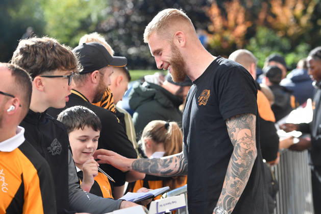 Hull City v Everton, Premier League Hull City forward Oliver McBurnie (9) arrive at Hull City MKM stadium before the Premier League match between Hull City and Everton at the MKM Stadium, Kingston upon Hull, UK on 11 October 2026. Kingston upon Hull MKM Stadium East Riding of Yorkshire UK Editorial use only DataCo restrictions apply See www.football-dataco.com , Copyright: xIanxLyallx PSI-24983-0016