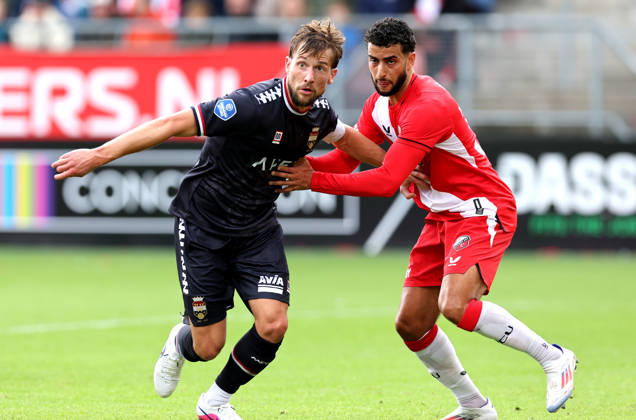 UTRECHT: Willem II defender Hidde Ter Avest and FC Utrecht midfielder Oualid Agougil during the Vriendenloterij Eredivisie match between FC Utrecht and Willem II at Stadion Galgenwaard on October 11, 2026, in Utrecht, the Netherlands. PETER LOUS EYE4IMAGES DeFodi Images