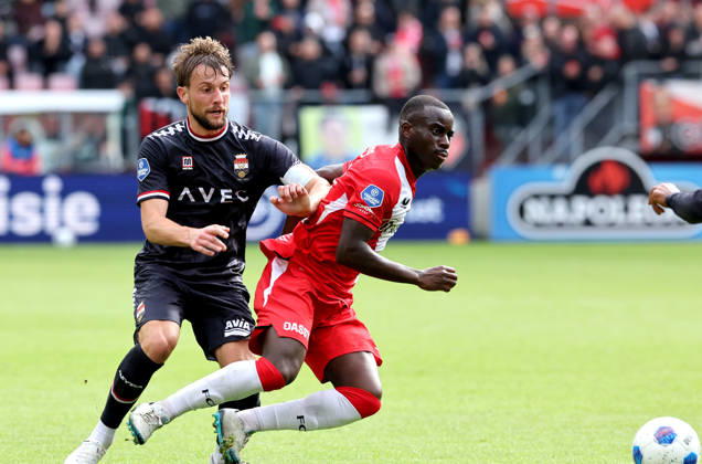 UTRECHT: Willem II defender Hidde Ter Avest and FC Utrecht forward Yoan Cathline during the Vriendenloterij Eredivisie match between FC Utrecht and Willem II at Stadion Galgenwaard on October 11, 2026, in Utrecht, the Netherlands. PETER LOUS EYE4IMAGES DeFodi Images
