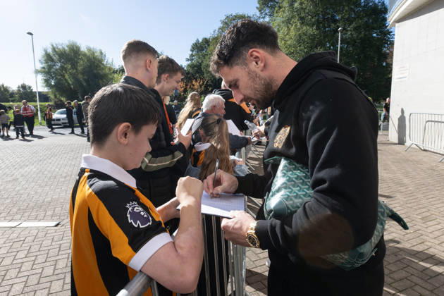 Hull City v Everton Premier League Lewis Coyle of Hull City arrives at the MKM Stadium, Hull ahead of the Premier League match between Hull City and Everton. 11 10 2026 UK Newspapers OUT Copyright: xMattxWilkinsonx FIL-24041-0001