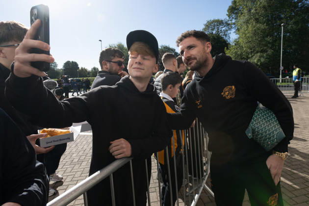 Hull City v Everton Premier League Lewis Coyle of Hull City arrives at the MKM Stadium, Hull ahead of the Premier League match between Hull City and Everton. 11 10 2026 UK Newspapers OUT Copyright: xMattxWilkinsonx FIL-24041-0002