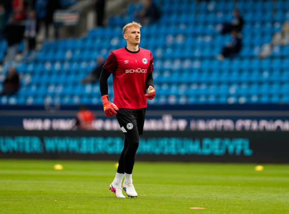 Jonas Thomas Kersken of DSC Arminia Bielefeld, 1, warms up before the game in Germany: VfL Bochum 1848 vs. DSC Arminia Bielefeld, 2. Bundesliga, Matchday 7, 2026–27 season, Vonovia Ruhrstadion, Bochum, October 11, 2026 DFL REGULATIONS PROHIBIT ANY USE OF PHOTOGRAPHS AS IMAGE SEQUENCES AND OR QUASI-VIDEO VfL Bochum 1848 vs. DSC Arminia Bielefeld, 2. Bundesliga, Matchday 7, 2026–27 Season, October 11, 2026, Bochum Copyright: xEibner-Pressefoto ScottxColemanx EP_SCN