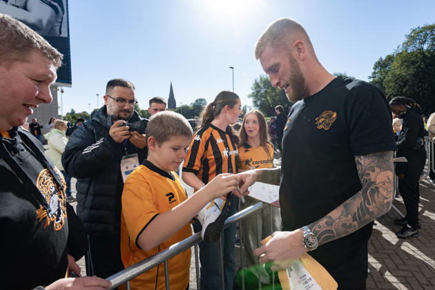 Hull City v Everton Premier League Oliver McBurnie of Hull City arrives at the MKM Stadium, Hull ahead of the Premier League match between Hull City and Everton. 11 10 2026 UK Newspapers OUT Copyright: xMattxWilkinsonx FIL-24041-0012