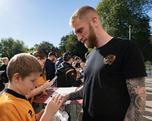 Hull City v Everton Premier League Oliver McBurnie of Hull City arrives at the MKM Stadium, Hull ahead of the Premier League match between Hull City and Everton. 11 10 2026 UK Newspapers OUT Copyright: xMattxWilkinsonx FIL-24041-0019