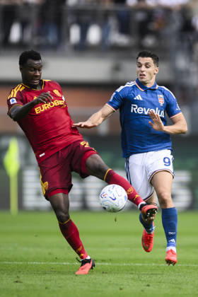 Como 1907 v AS Roma - Serie A Evan Ndicka of AS Roma competes for the ball with Tasos Douvikas of Como 1907 during the Serie A football match between Como 1907 and AS Roma. Como Italy Copyright: xNicolòxCampox