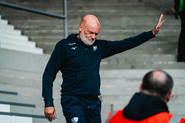 Bochum, Germany October 11, 2026 2. Bundesliga 2026–2027 Matchday 7 VfL Bochum 1848 vs. DSC Arminia Bielefeld Pictured: Coach Uwe Rösler (Roesler) of VfL greets fans as they enter the stadium. DFL and DFB regulations prohibit any use of photographs as image sequences and or quasi-video Vonovia Ruhrstadion, North Rhine-Westphalia Copyright: xFotostandx xGraebex