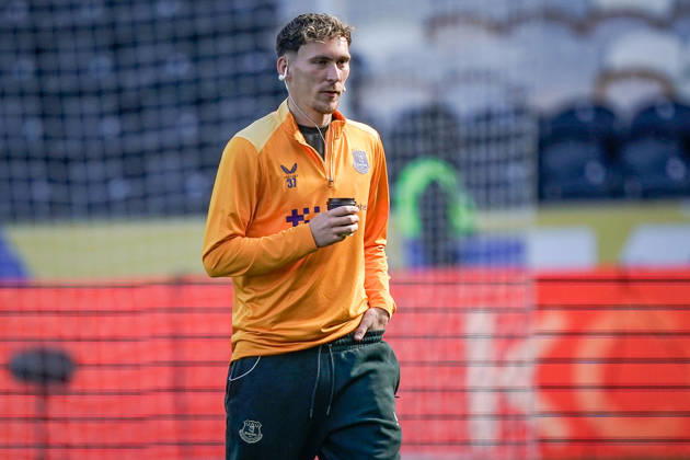 Premier League: Hull City v Everton James Garner of Everton inspects the pitch prior to kick off during the Premier League match Hull City vs Everton at MKM Stadium, Hull, United Kingdom on 11 October 2026 (Photo by Maynard Manyowa News Images) Hull MKM Stadium East Riding of Yorkshire United Kingdom Copyright: xMaynardxManyowa NewsxImagesx