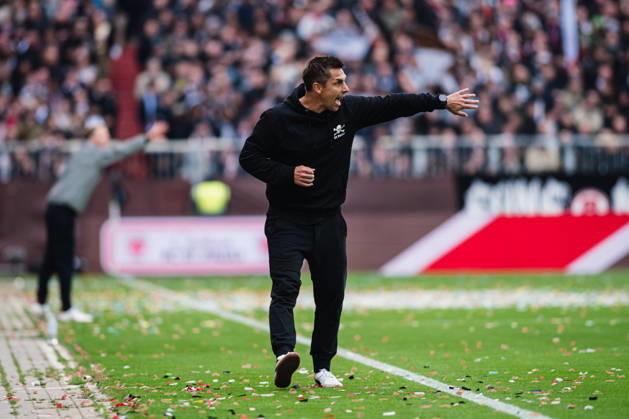 2. Bundesliga: FC St. Pauli vs. Karlsruher SC, October 11, 2026. Marcel Rapp, FC St. Pauli s coach, on the sidelines, calling out, shouting, yelling. Soccer, 2. Bundesliga, Matchday 7: FC St. Pauli vs. Karlsruher SC on October 11, 2026, at Millerntor Stadium, Hamburg. DFL regulations prohibit any use of photographs as image sequences and or quasi-video. Copyright: xBEAUTIFULxSPORTS Tonhäuserx