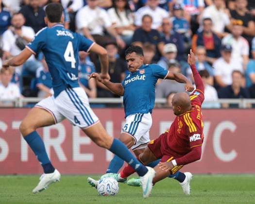 Como 1907 v AS Roma - Serie A - Season 2026-2027 Como, Italy, 11th October 2026. Donyell Malen of AS Roma makes a rash challenge on Kaiki Bruno Da Silva of Como 1907, deemed worthy of a red card by the Referee Michael Fabbri during the Como 1907 vs AS Roma Serie A match at Stadio Giuseppe Sinigaglia, Como. Picture credit should read: Jonathan Moscrop Como Stadio Giuseppe Sinigaglia Italy