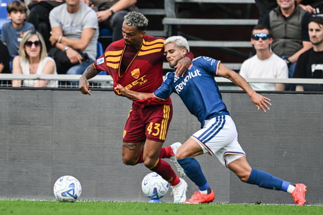 Yan Couto of Como Calcio fights for the ball with Wesley AS Roma during the Serie A soccer match between Como Calcio and AS Roma at the Giuseppe Sinigaglia stadium in Como, north Italy - October 11, 2026 - Soccer. Copyright: xTizianoxBallabio LaPressex