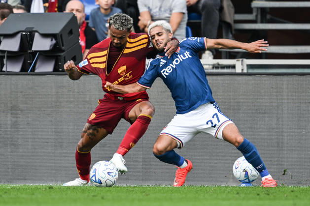 Yan Couto of Como Calcio fights for the ball with Wesley AS Roma during the Serie A soccer match between Como Calcio and AS Roma at the Giuseppe Sinigaglia stadium in Como, north Italy - October 11, 2026 - Soccer. Copyright: xTizianoxBallabio LaPressex