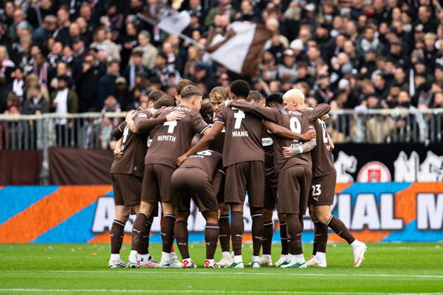 FC St. Pauli team during the pre-match circle, GER, FC St. Pauli vs. Karlsruher SC, soccer, 2. Bundesliga, Matchday 7, 2026–2027 season, October 11, 2026 DFL regulations prohibit any use of photographs as image sequences and or quasi-video, GER, FC St. Pauli vs. Karlsruher SC, soccer, 2. Bundesliga, Matchday 7, 2026–2027 season, October 11, 2026, Hamburg Copyright: xEibner-Pressefoto MaxxVincenx EP_MVN