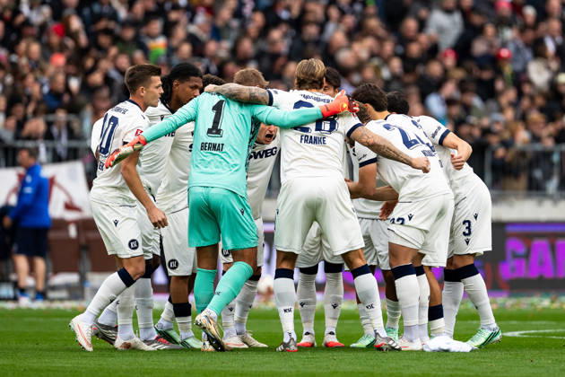 Karlsruhe team at the pre-game circle, GER, FC St. Pauli vs. Karlsruher SC, soccer, 2. Bundesliga, Matchday 7, 2026–2027 season, October 11, 2026 DFL regulations prohibit any use of photographs as image sequences and or quasi-video, GER, FC St. Pauli vs. Karlsruher SC, soccer, 2. Bundesliga, Matchday 7, 2026–2027 season, October 11, 2026, Hamburg Copyright: xEibner-Pressefoto MaxxVincenx EP_MVN
