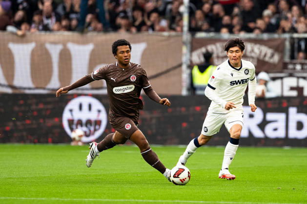 Joel Chima Fujita, FC St. Pauli, No. 16, dribbling; Shio Fukuda, Karlsruher SC, No. 13, GER; FC St. Pauli vs. Karlsruher SC, soccer, 2. Bundesliga, Matchday 7, 2026–2027 season, October 11, 2026 DFL regulations prohibit any use of photographs as image sequences and or quasi-video, GER, FC St. Pauli vs. Karlsruher SC, soccer, 2. Bundesliga, Matchday 7, 2026–2027 season, October 11, 2026, Hamburg Copyright: xEibner-Pressefoto MaxxVincenx EP_MVN