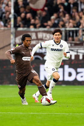 Joel Chima Fujita, FC St. Pauli, No. 16, dribbling; Shio Fukuda, Karlsruher SC, No. 13, GER; FC St. Pauli vs. Karlsruher SC, soccer, 2. Bundesliga, Matchday 7, 2026–2027 season, October 11, 2026 DFL regulations prohibit any use of photographs as image sequences and or quasi-video, GER, FC St. Pauli vs. Karlsruher SC, soccer, 2. Bundesliga, Matchday 7, 2026–2027 season, October 11, 2026, Hamburg Copyright: xEibner-Pressefoto MaxxVincenx EP_MVN