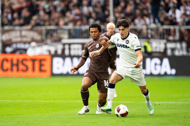 Deniz Ofli, Karlsruher SC, No. 3 dribbling; Joel Chima Fujita, FC St. Pauli, No. 16, GER, FC St. Pauli vs. Karlsruher SC, soccer, 2. Bundesliga, Matchday 7, 2026–2027 season, October 11, 2026 DFL regulations prohibit any use of photographs as image sequences and or quasi-video, GER, FC St. Pauli vs. Karlsruher SC, soccer, 2. Bundesliga, Matchday 7, 2026–2027 season, October 11, 2026, Hamburg Copyright: xEibner-Pressefoto MaxxVincenx EP_MVN