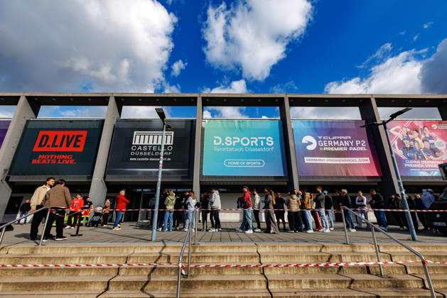DÜSSELDORF, GERMANY - 11 OCTOBER 2026: Image shows CASTELLO Düsseldorf from the outside with crowd during CUPRA Germany Premier Padel P2 2026 Day 8: Finals at CASTELLO Düsseldorf on 11 10 2026 in Düsseldorf, Germany. Germany Copyright: xFröhlichxPascalx