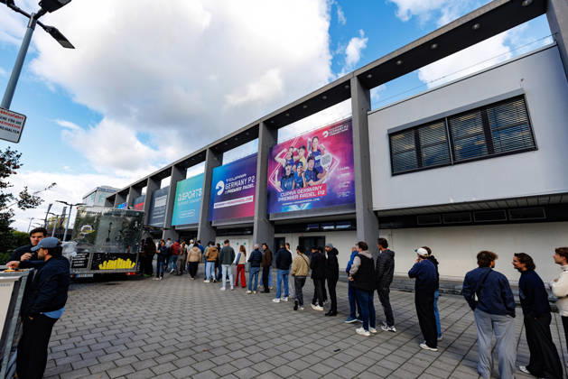 DÜSSELDORF, GERMANY - 11 OCTOBER 2026: Image shows CASTELLO Düsseldorf from the outside with crowd during CUPRA Germany Premier Padel P2 2026 Day 8: Finals at CASTELLO Düsseldorf on 11 10 2026 in Düsseldorf, Germany. Germany Copyright: xFröhlichxPascalx