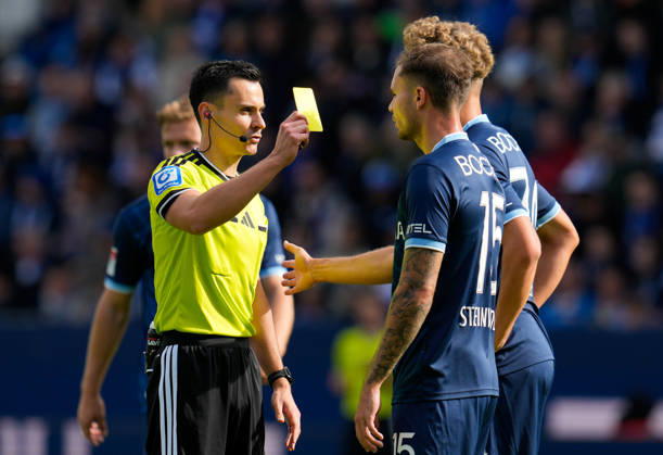 Referee Konrad Oldhafer shows Michael Steinwender of VfL Bochum 1848, No. 15, a yellow card (GER), VfL Bochum 1848 vs. DSC Arminia Bielefeld, 2. Bundesliga, Matchday 7, 2026–27 season, Vonovia Ruhrstadion, Bochum, October 11, 2026. DFL regulations prohibit any use of photographs as image sequences and or quasi-video. VfL Bochum 1848 vs. DSC Arminia Bielefeld, 2. Bundesliga, Matchday 7, 2026–27 Season, October 11, 2026, Bochum Copyright: xEibner-Pressefoto ScottxColemanx EP_SCN