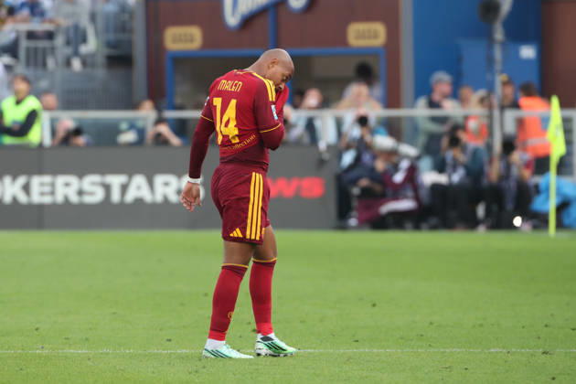 IPA89547608 - October 11, 2026 Como vs. AS Roma (Serie A) Sports; Soccer; Matchday 6& xD;In the photo: Malen is sent off& xD;(Photo by Gino Mancini) Copyright: xGinoxMancini IPAxSportx xx IPA89547608
