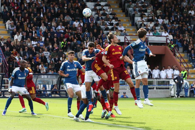 IPA89547613 - October 11, 2026 Como vs. AS Roma (Serie A) Sports; Soccer; Matchday 6& xD;Pictured: De Roon& xD;(Photo by Gino Mancini) Copyright: xGinoxMancini IPAxSportx xx IPA89547613