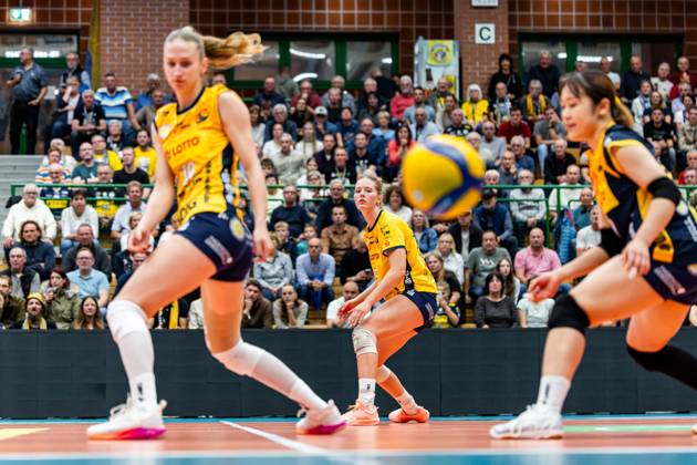 October 10, 2026, GER, Volleyball, Dekra 1st Division, Women, 2026–2027 Season, Regular Season, VfB Suhl Lotto Thuringia Skurios Volleys Borken Hannah Hartmann VfB Suhl Lotto Thuringia watches the ball fly by alongside Lucia Herdova VfB Suhl Lotto Thuringia and Mana Yoshida VfB Suhl Lotto Thuringia 98527 Suhl Wolfsgrube Sports Hall, Thuringia, Germany