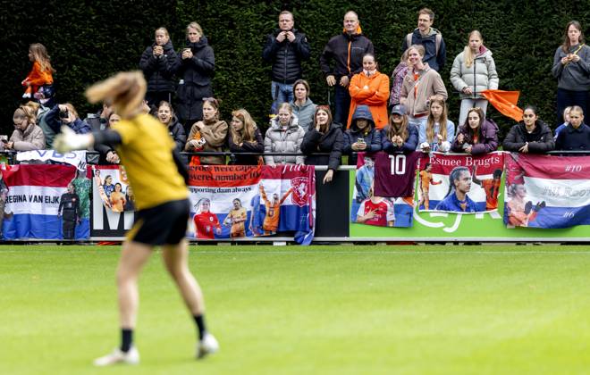 ZEIST - Fans during a training session of the Dutch women s football team in preparation for the World Cup qualifying match against Hungary. SANDER KONING ANP xVIxANPxSportx xxANPxIVx 572124696 originalFilename: 572124696