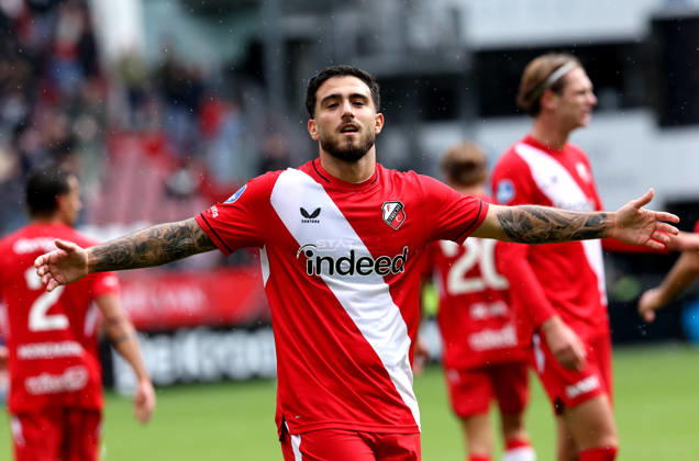 UTRECHT FC Utrecht forward Angel Alarcon celebrates after scoring during the Vriendenloterij Eredivisie match between FC Utrecht and Willem II at Stadion Galgenwaard on October 11, 2026, in Utrecht, the Netherlands. PETER LOUS EYE4IMAGES DeFodi Images