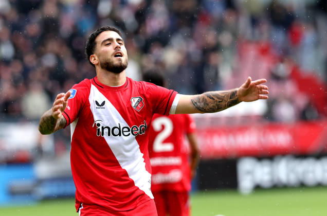 UTRECHT FC Utrecht forward Angel Alarcon celebrates after scoring during the Vriendenloterij Eredivisie match between FC Utrecht and Willem II at Stadion Galgenwaard on October 11, 2026, in Utrecht, the Netherlands. PETER LOUS EYE4IMAGES DeFodi Images