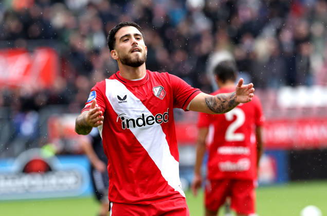 UTRECHT FC Utrecht forward Angel Alarcon celebrates after scoring during the Vriendenloterij Eredivisie match between FC Utrecht and Willem II at Stadion Galgenwaard on October 11, 2026, in Utrecht, Netherlands PETER LOUS EYE4IMAGES DeFodi Images