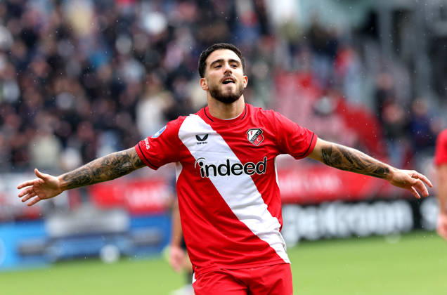 UTRECHT FC Utrecht forward Angel Alarcon celebrates after scoring during the Vriendenloterij Eredivisie match between FC Utrecht and Willem II at Stadion Galgenwaard on October 11, 2026, in Utrecht, the Netherlands. PETER LOUS EYE4IMAGES DeFodi Images