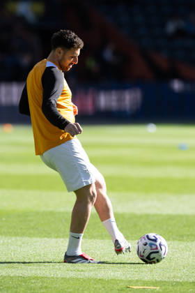 Hull City v Everton Premier League Lewis Coyle of Hull City warms up ahead of during the Premier League match between Hull City and Everton at the MKM Stadium, Hull. 11 10 2026 UK Newspapers OUT Copyright: xMattxWilkinsonx FIL-24041-0074