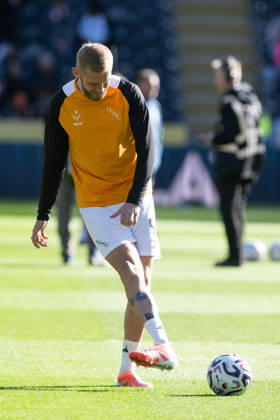 Hull City v Everton Premier League Oliver McBurnie of Hull City warms up ahead of during the Premier League match between Hull City and Everton at the MKM Stadium, Hull. 11 10 2026 UK Newspapers OUT Copyright: xMattxWilkinsonx FIL-24041-0075