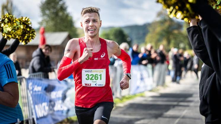 Marathon at Lake Baldeney in Essen ** FOR EDITORIAL USE ONLY ** EDITORIAL USE ONLY ** p Tom Förster from Saxony crossed the finish line as the first runner on Sunday, October 11, 2026, at the marathon around Lake Baldeney in Essen after 2 hours and 20 minutes. Germany, North Rhine-Westphalia, Essen. Copyright MartinxMöller Copyright: MartinxMöller doc87zf6ynj1gyfvhczvhf ,EDITORIAL USE ONLY Copyright: MartinxMöller