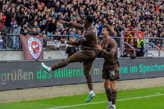 Goal scorer Abdoulie Ceesay celebrates with Connor Metcalfe and Youssoupha Niang Pauli after the 1-0 win over Germany, Hamburg, Millerntor Stadium, soccer, 2. Bundesliga, FC St. Pauli vs. Karlsruher SC