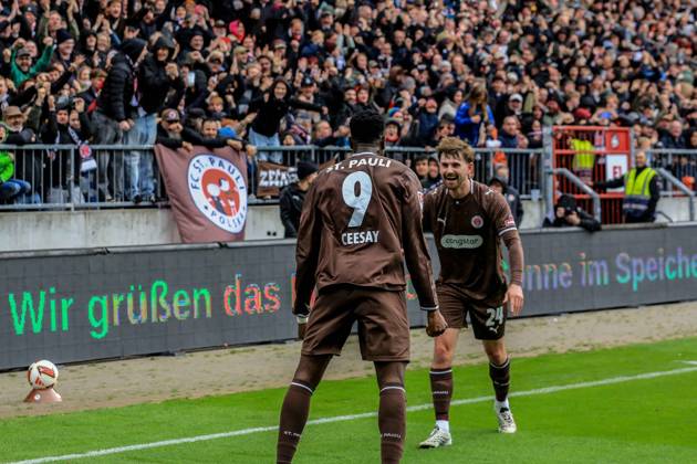 Goal scorer Abdoulie Ceesay celebrates with Connor Metcalfe and Youssoupha Niang Pauli after the 1-0 win over Germany, Hamburg, Millerntor Stadium, soccer, 2. Bundesliga, FC St. Pauli vs. Karlsruher SC