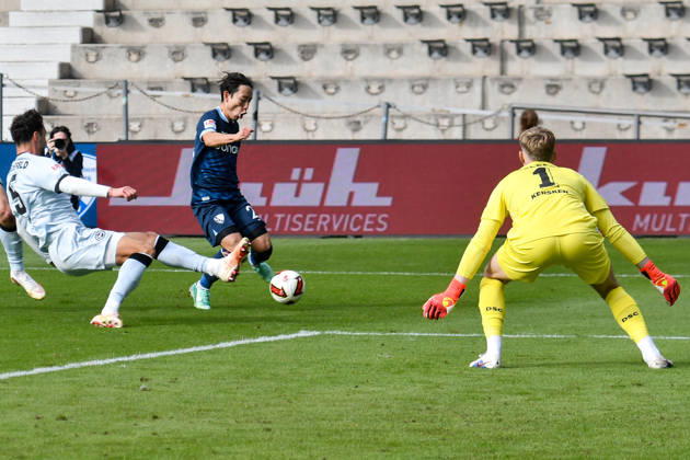 From left: Maximilian Bauer (Bielefeld 5) and Koji Miyoshi (Bochum 23) battling for the ball; Jonas Kersken (Bielefeld 1) 11 10 2026 ¢ Soccer ¢ VfL Bochum vs. DSC Arminia Bielefeld, Vonovia Ruhrstadion, Bochum, DFB DFL REGULATIONS PROHIBIT ANY USE OF PHOTOGRAPHS AS IMAGE SEQUENCES AND OR QUASI-VIDEO NRW Germany Copyright: xpepphotox xSaschaxWeizx pep00321, pep_20261011_hm