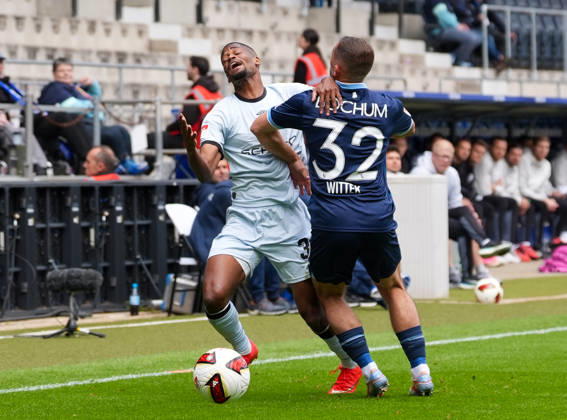 Isaiah Young of DSC Arminia Bielefeld, 30, in a tackle with Maximilian Wittek of VfL Bochum 1848, 32, GER, VfL Bochum 1848 vs. DSC Arminia Bielefeld, 2. Bundesliga, Matchday 7, 2026–27 season, Vonovia Ruhrstadion, Bochum, October 11, 2026 DFL REGULATIONS PROHIBIT ANY USE OF PHOTOGRAPHS AS IMAGE SEQUENCES AND OR QUASI-VIDEO VfL Bochum 1848 vs. DSC Arminia Bielefeld, 2. Bundesliga, Matchday 7, 2026–27 Season, October 11, 2026, Bochum Copyright: xEibner-Pressefoto ScottxColemanx EP_SCN