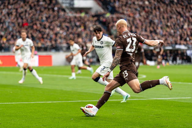 Louis Oppie, FC St. Pauli, 23rd cross, GER, FC St. Pauli vs. Karlsruher SC, soccer, 2. Bundesliga, Matchday 7, 2026–2027 season, October 11, 2026 DFL regulations prohibit any use of photographs as image sequences and or quasi-video, GER, FC St. Pauli vs. Karlsruher SC, soccer, 2. Bundesliga, Matchday 7, 2026–2027 season, October 11, 2026, Hamburg Copyright: xEibner-Pressefoto MaxxVincenx EP_MVN